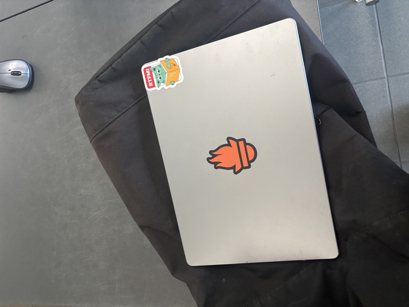 My laptop at the Fundbüro, reunited with its owner